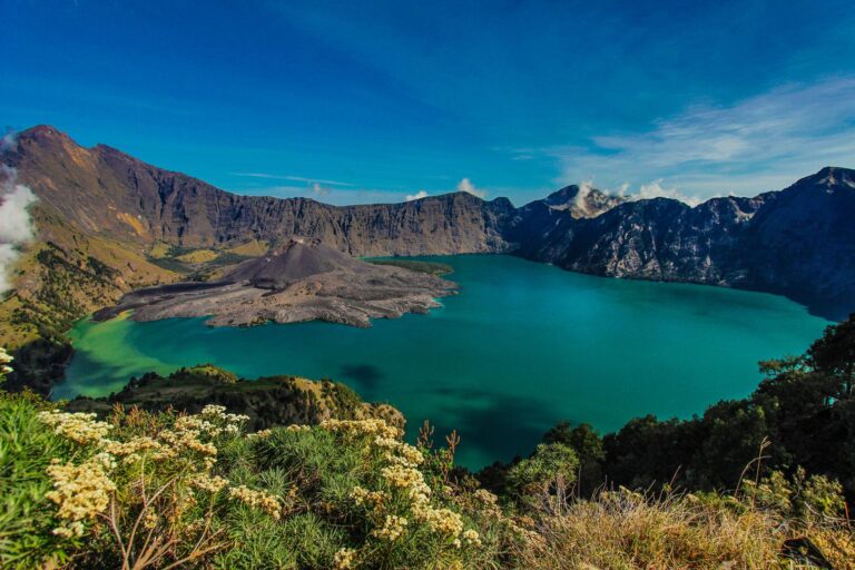 Keindahan Alam di Puncak Rinjani: Pengalaman Trekking yang Tak Terlupakan
